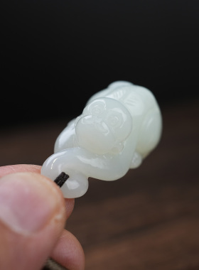 天然和田玉玉猴吊坠白玉款带证书