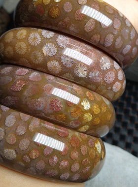 58-59紫红大花绿底珊瑚玉手镯