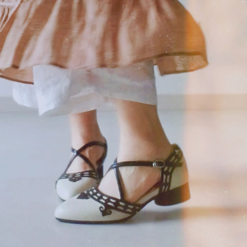 奈里国风黑白如意纹中空平跟凉鞋