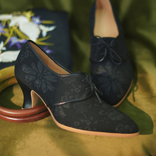 40旗袍女鞋 酒杯跟大码 复古黑色浮雕花系带深口单鞋 奈里设计法式