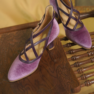 奈里法式复古温柔紫色丝绒交叉带中空凉靴杏仁头酒杯跟旗袍高跟鞋