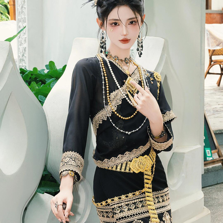 新款傣族服装女傣王妃发冠服饰刺绣重工黑金筒裙云南西双版纳摄影