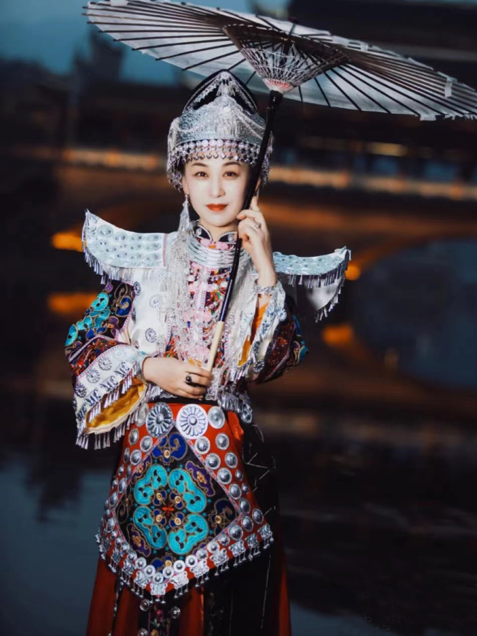 苗族服装女苗疆民族风旅拍摄影女王白色黄色双层牛角垫肩上衣长裙