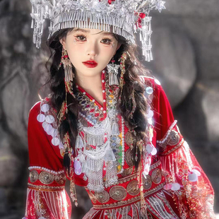 苗族盛装女酒红色重工珍珠星星流苏百鸟朝凤婚服云南贵州恩施摄影