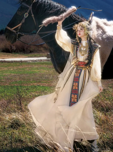 古国公主服饰云南丽江旅拍摄影西域重工金饰头纱米色服装项圈全套