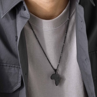 男士黑色地图吊坠钛钢项链男款链子长款个性机车风高级感男生饰品
