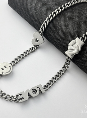 欧潮流穿搭配饰做旧笑脸字母钛钢项链男高级感嘻哈个性男生锁骨链