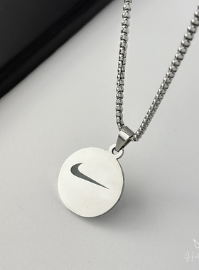极简风圆牌吊坠钛钢男士项链男设计感小众不掉色链子潮人卫衣配饰