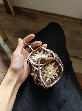 OneBlueNook丨手作小物  复古祖母格 手工毛线耳机保护套