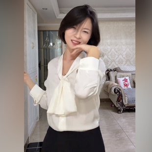 40岁#女人味 #温柔知性美短发搭配V领缎面垂感衬衫轻奢长袖上衣女