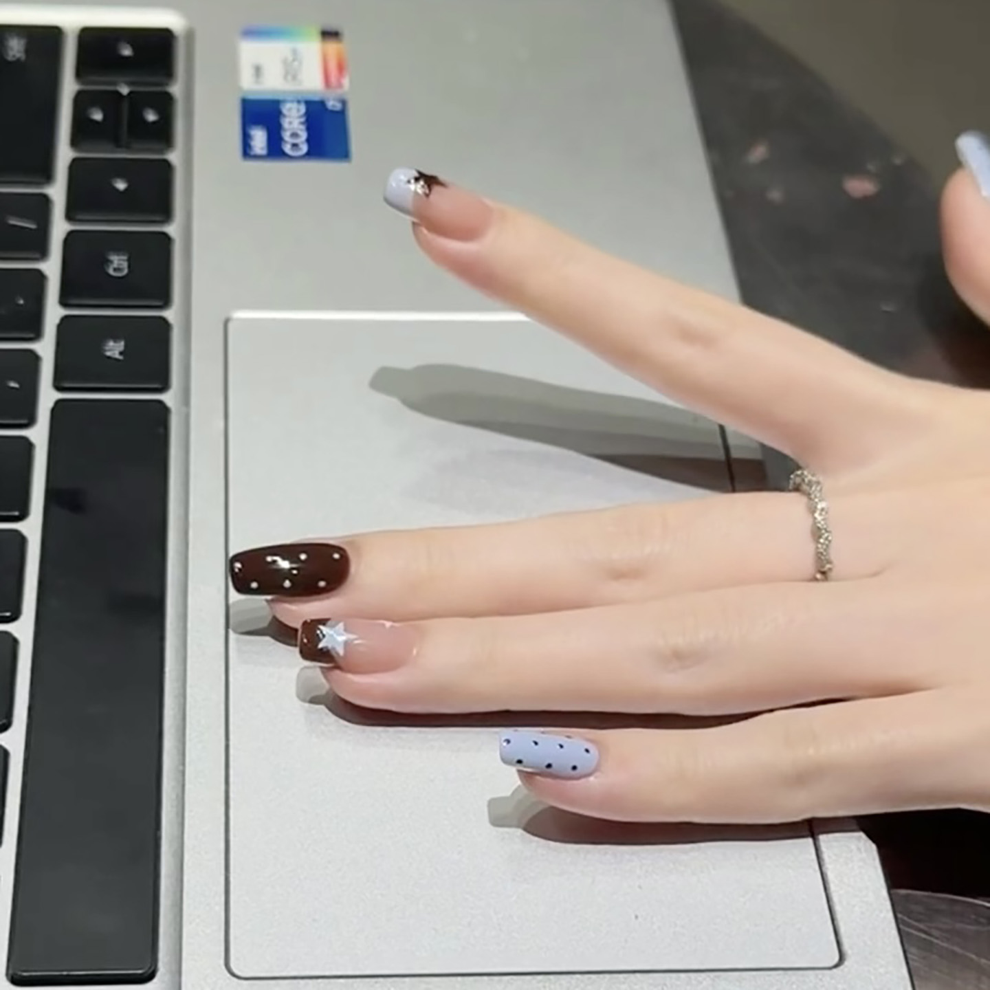手工制作成品假指甲贴片咖色蓝色跳色波点穿戴甲中款显白美甲贴片