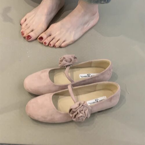绒面玫瑰花配裙子浅口玛丽珍鞋