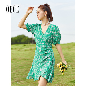 Oece复古碎花裙夏季新款女气绿色裙子V领收腰连衣裙