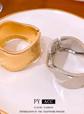 手镯扭曲简约手环椭圆形时尚欧美手饰高级感小众凹陷设计卡扣个性