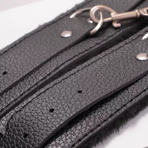 Ночь не возвращается к кожаному реквизиту, чтобы усугубить ручную плюшевую пытку, чтобы скопировать сценарий и убить рукавицы для ног.