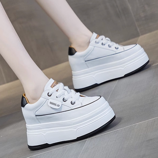 鞋子新款2025爆款女内增高小白鞋真皮厚底小个子配裙子运动休闲鞋