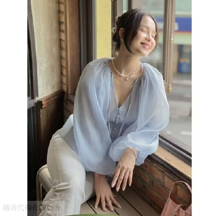 越十年越南小众Coem新款时尚优雅气质复古V领灯笼袖修身长袖衬衫
