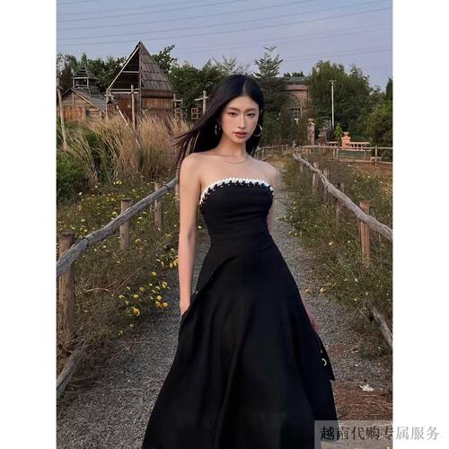 越十年越南小众品牌Boutiques露锁骨抹胸显瘦法式一字肩小黑裙