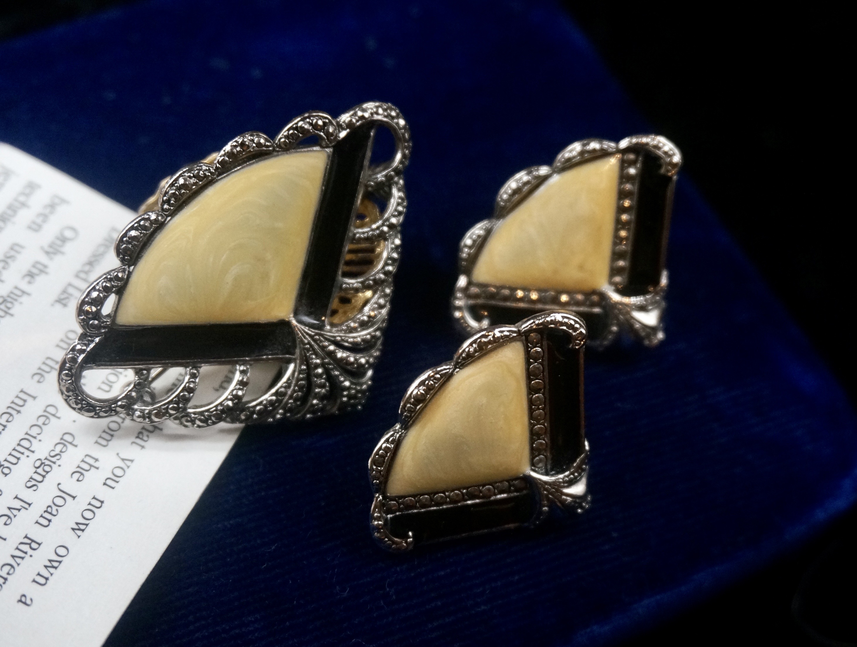 AVON品牌胸针耳夹套装