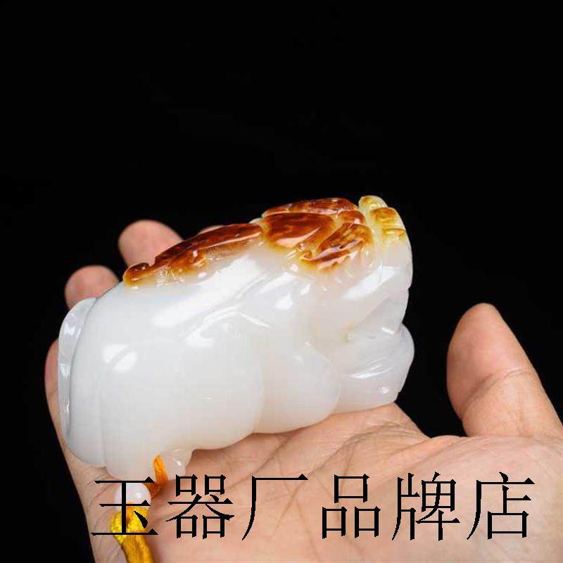 和田玉羊脂白玉籽料貔貅手把件红皮籽料原石貔貅鸿运当头玩件摆件