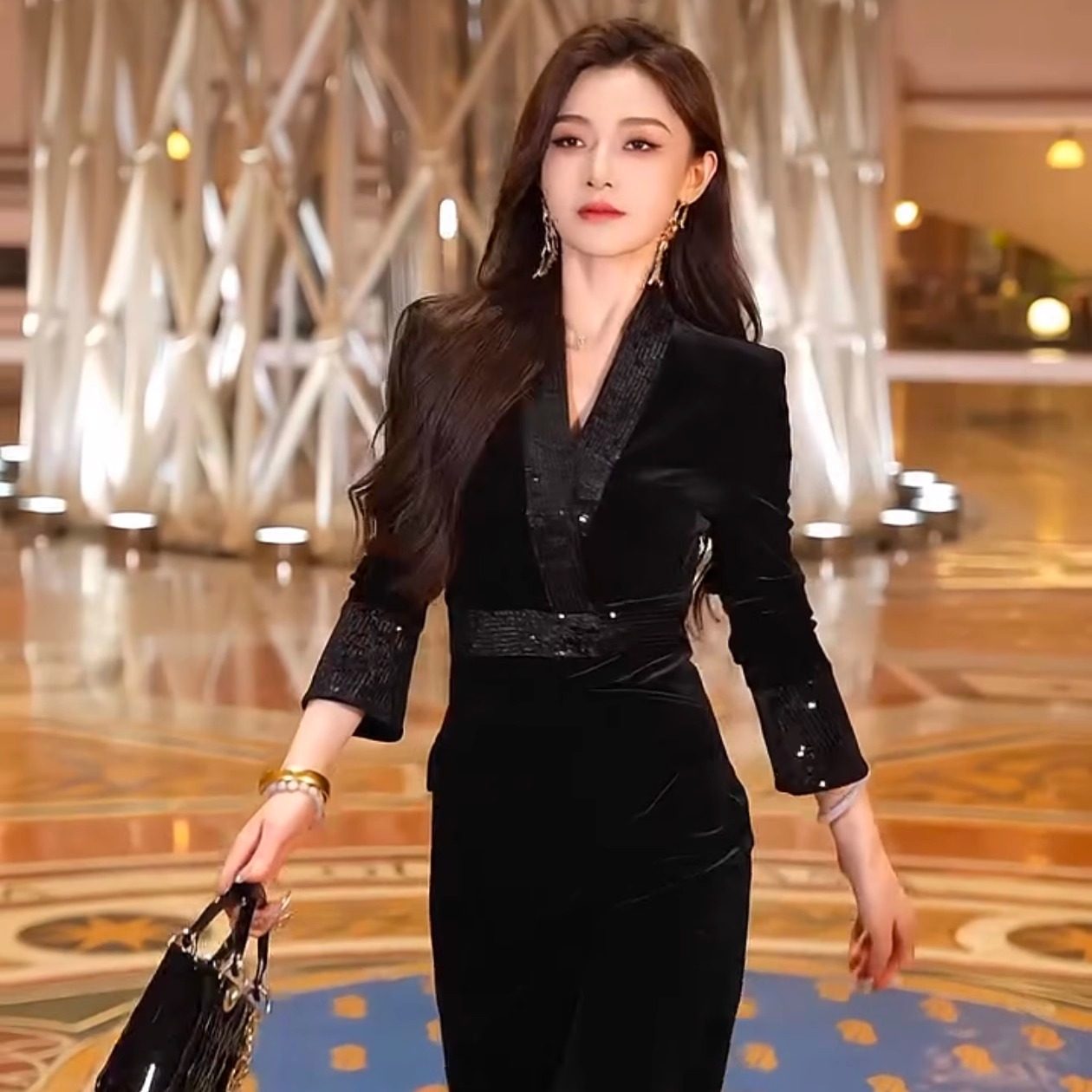 欧货网红爆款高级感修身显瘦黑色连衣裙中长款V领裙子女款,女装/女士精品,连衣裙,淘宝优惠券,粉丝福利购,淘宝优惠卷