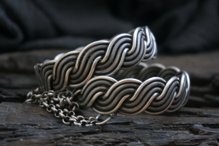 云起收藏。麻花绞丝老银扁镯宽手镯1对 厚实过百克