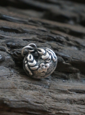 云起收藏。清代老银双龙花卉小锁铃铛吊坠小提溜滴流