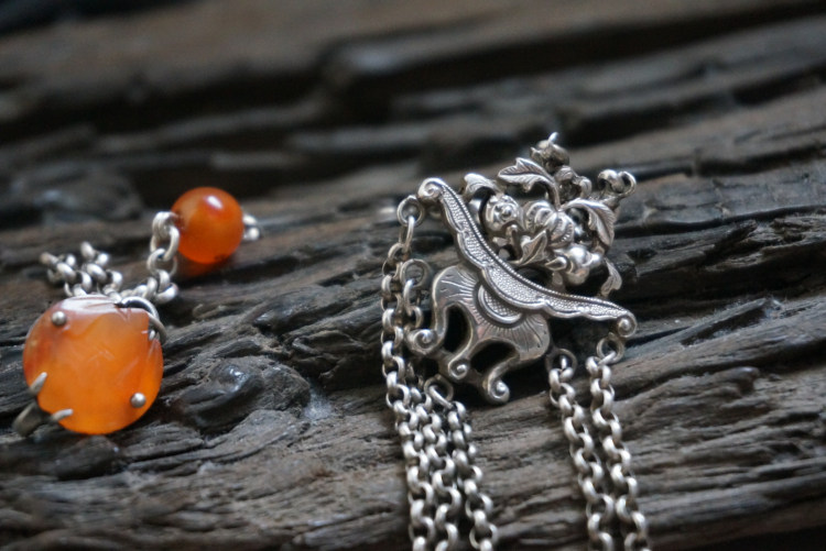 云起收藏。清代精美双面工瓜果花篮蝙蝠玛瑙老银压襟挂链