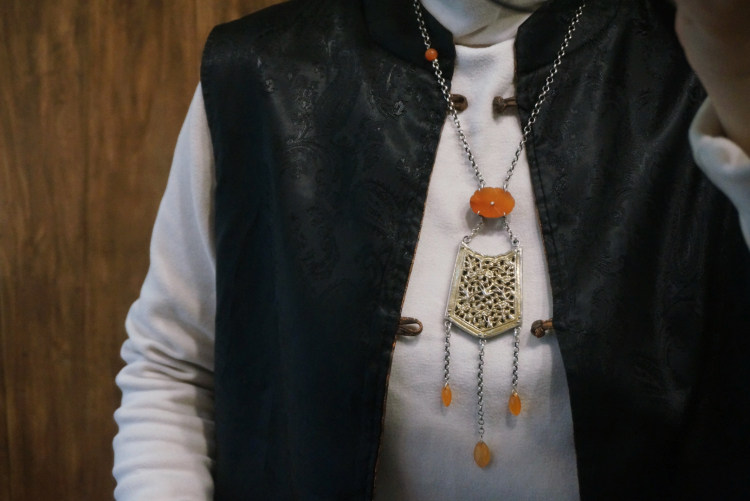 云起收藏。清代镂空鎏金喜上眉梢老银锁玛瑙流苏项链