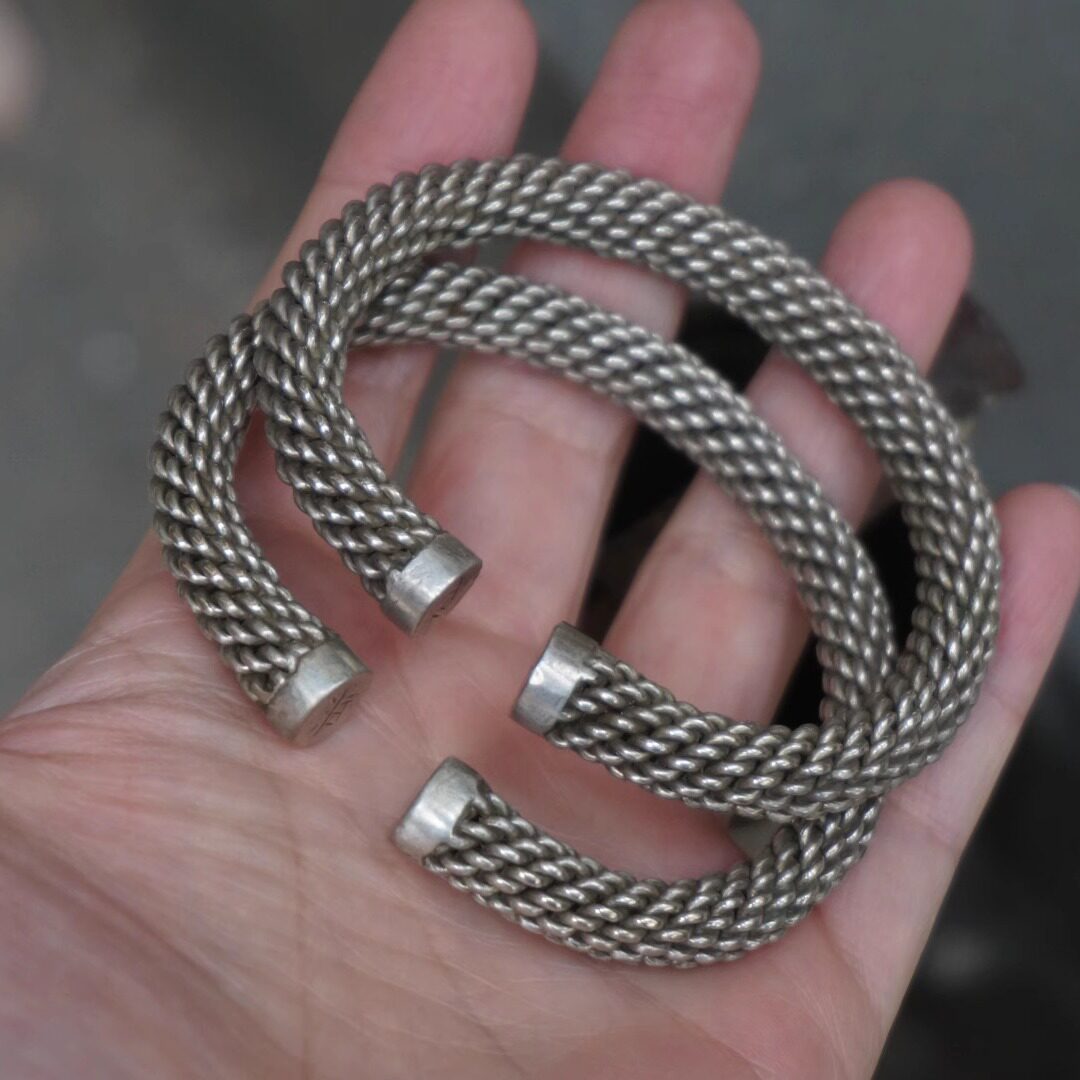 云起收藏。清末民国古董首饰绞丝麻花粗圆条开口老银手镯 1对