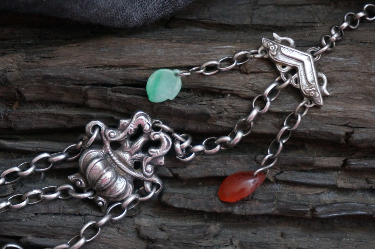 云起收藏。清代精品厚胎立体花篮吉庆翡翠玛瑙老银三式压襟挂链