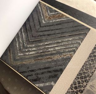 艾嘉无纺布简约轻奢新中式人字形折线条墙纸黑灰背景墙壁纸现货