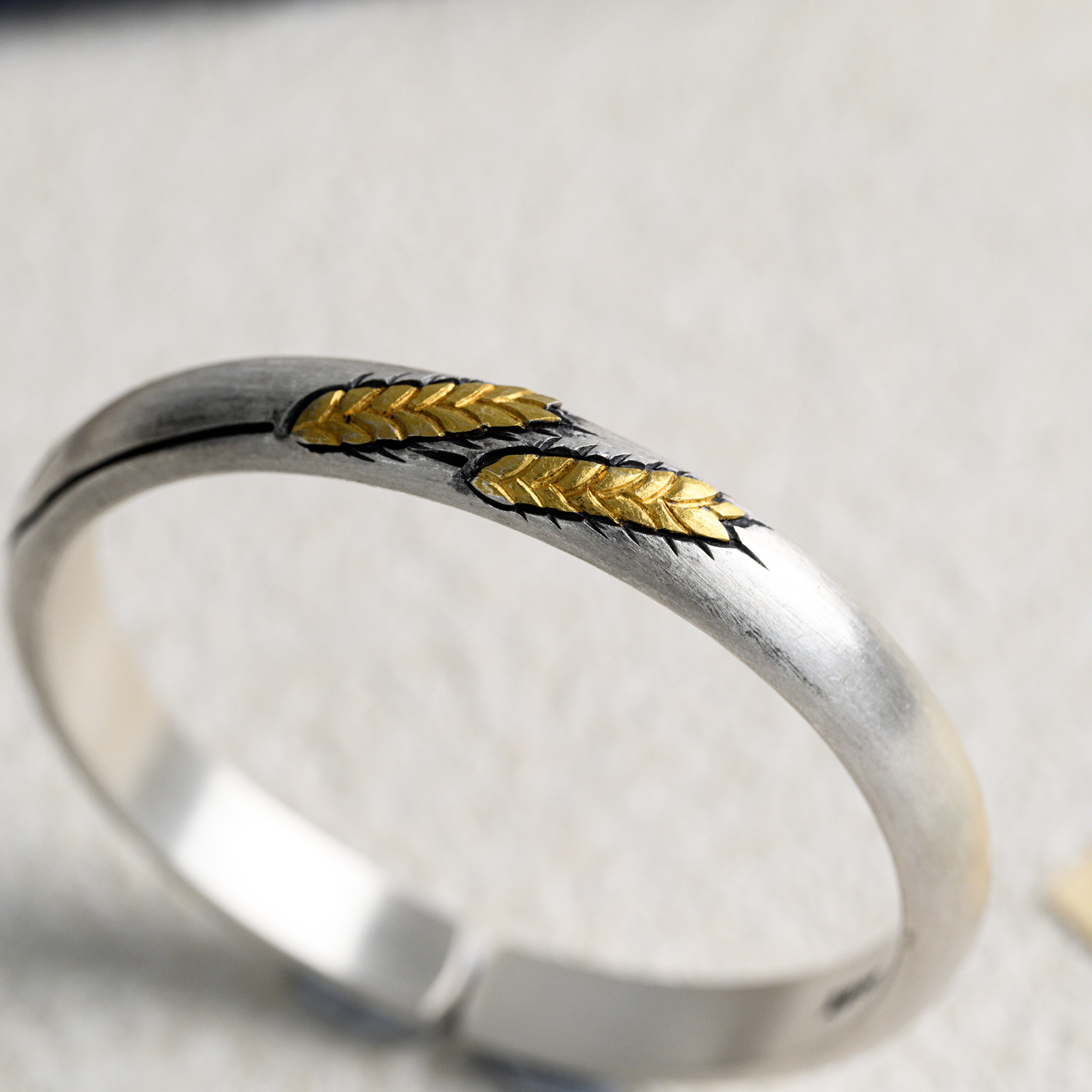 足银999纯手工錾刻金银错设计感麦穗手镯46克