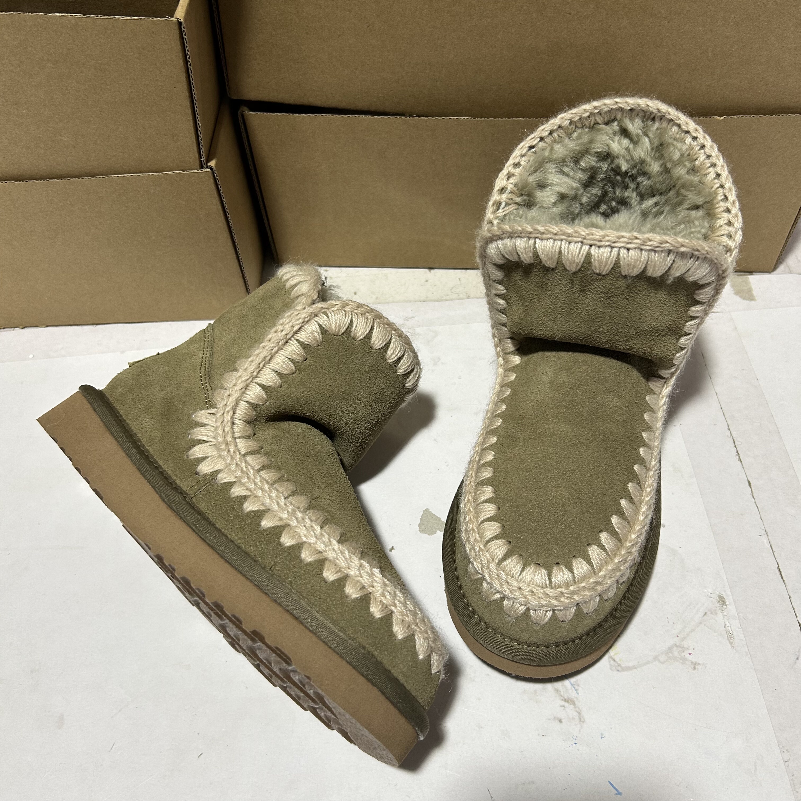 MOU雪地靴2025新短靴女士雪地靴棕色经典羊皮毛一体材质毛线编织