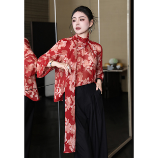 法式轻奢雪纺印花飘带领泡泡长袖衬衫女通勤长袖红色直筒型碎花