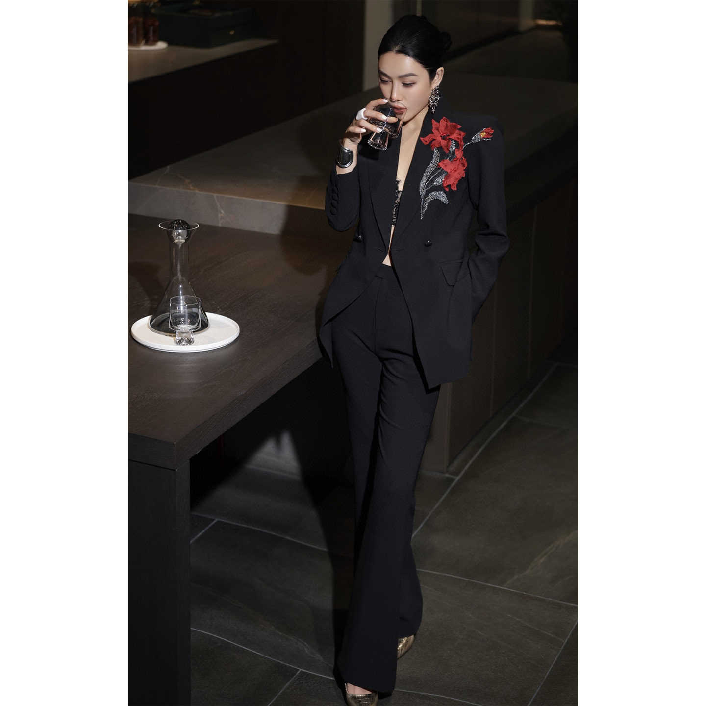高定女装2025秋冬修身一粒扣红色花朵黑色西服长裤套装轻奢两件套,女装/女士精品,时尚套装,淘宝优惠券,粉丝福利购,淘宝优惠卷
