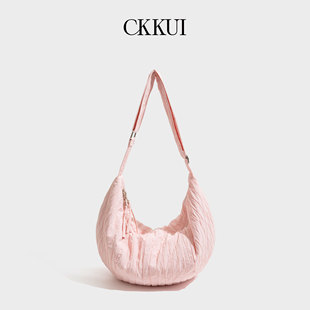CKKUI 轻便斜挎包大容量通勤单肩包 韩系褶皱尼龙饺子包包2026新款