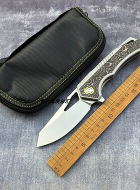 新品YJ2509M390钢镶嵌铜碳纤手柄折叠刀户外野营生存便携防御刀具