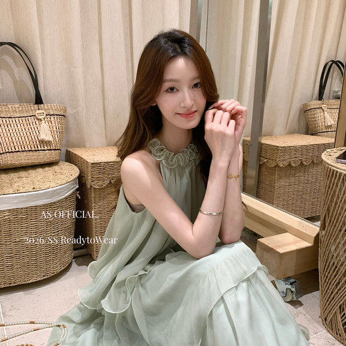 AS OFFICIAL-钟爱ballet系精致美女的心动·法式挂脖荷叶边连衣裙