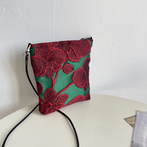 2026春夏新款小众喜庆红绿撞色小方包女中式国风手机包小斜挎包包