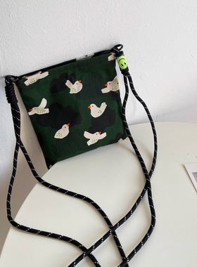 2024秋复古墨绿可爱鸽子小斜挎包包女手机包文艺森系收纳小方包