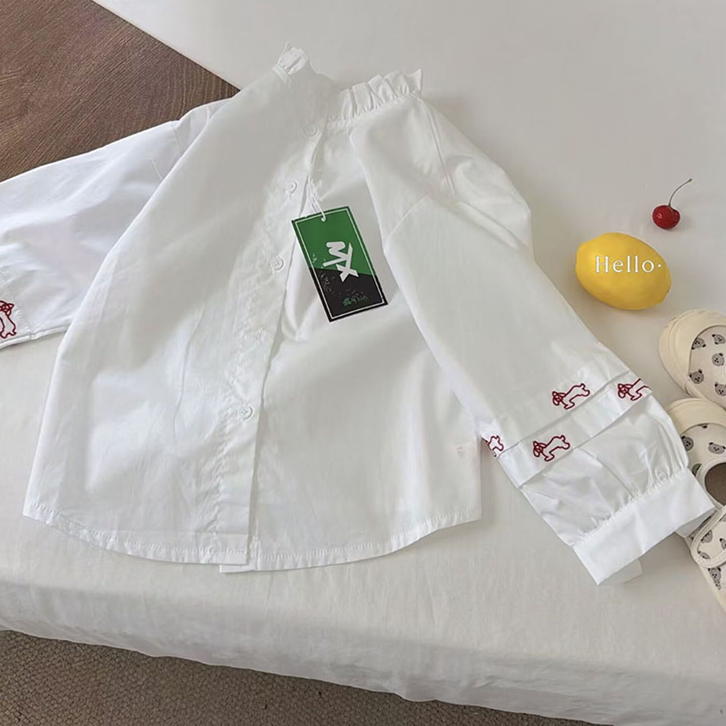 巨好看小女孩白色刺绣小狗衬衣图片
