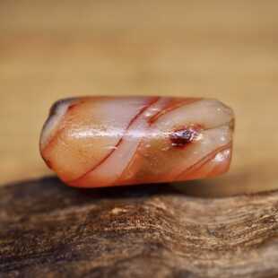 南亚千年 坎贝古珠 红色八棱老玛瑙管珠22.4x11.3 磕碰老伤老裂