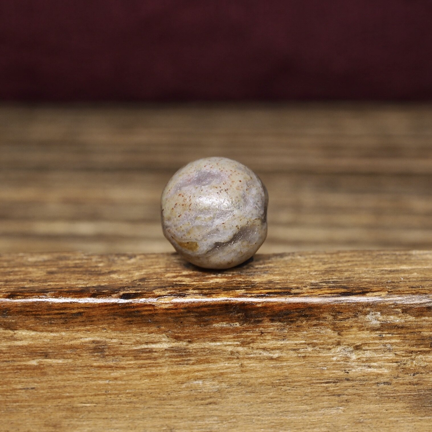 西亚千年高古白色老玛瑙圆珠12.2 皮壳包浆熟美 珠体有老伤 好价