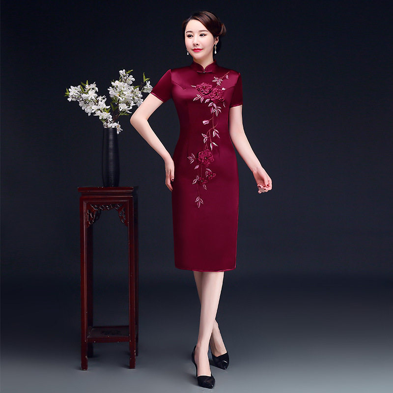 2025夏秋款绣花装婚宴婚庆旗袍高端妈妈装喜婆婆婚礼喜事旗袍裙红