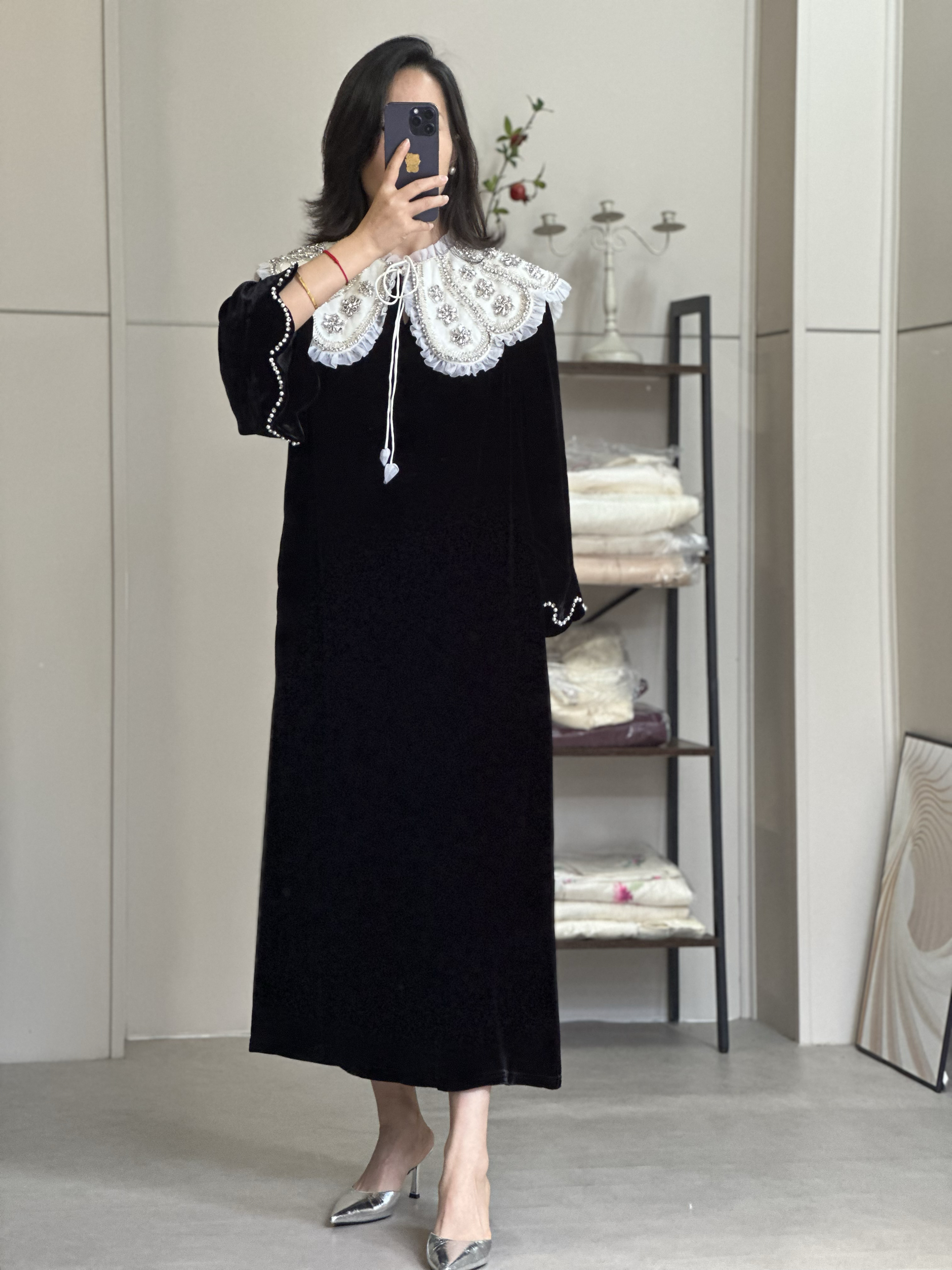 （厮守）琳烺红标了然2025秋冬黑色真丝绒大翻领订珠宽松显瘦长裙