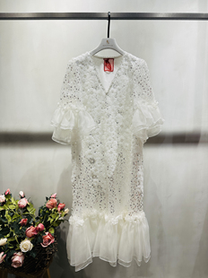 琳烺红标了然2026春夏v领蕾丝订珠宽松气质套头连衣裙