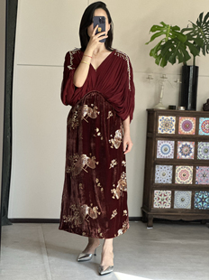 （倒影）琳烺红标了然2025早秋真丝绒重工刺绣v领宽松气质连衣裙