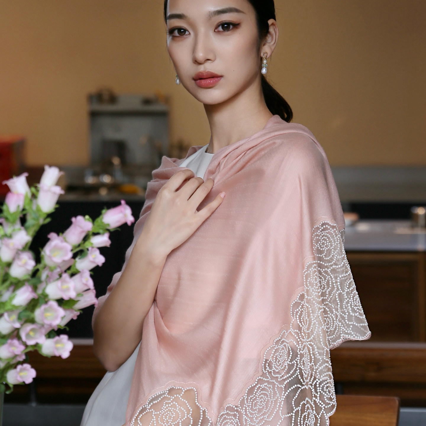 三色进口羊绒手工山茶花陶瓷珍珠烫灵动轻盈轻薄纯色雅致披肩印度