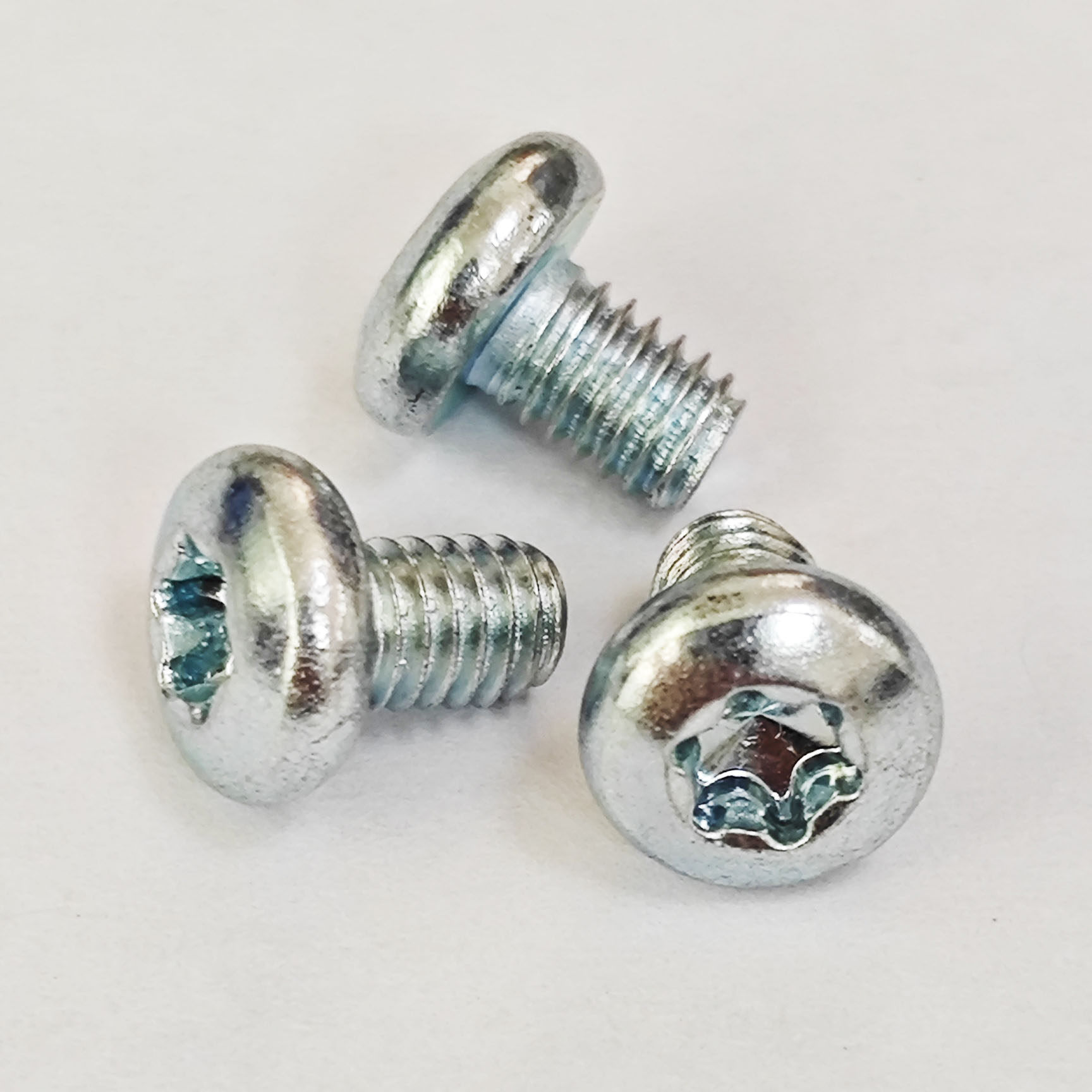 现货供应  自锁螺钉 圆头加硬梅花槽镀蓝锌 三角牙 PM4*6￠8.0